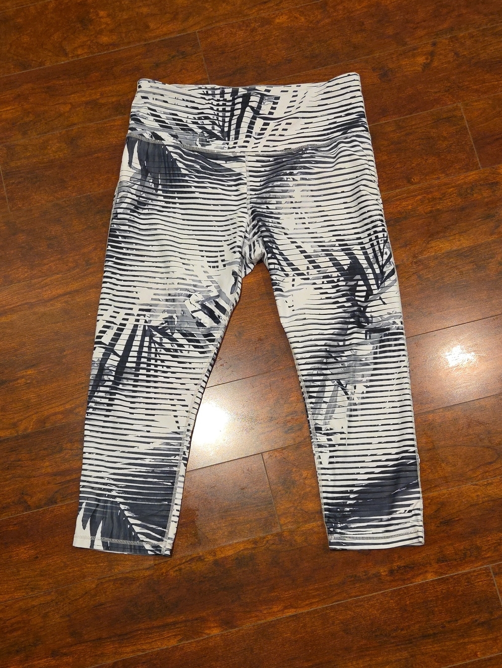 GAP Black & White Palm-Print Capri Leggings